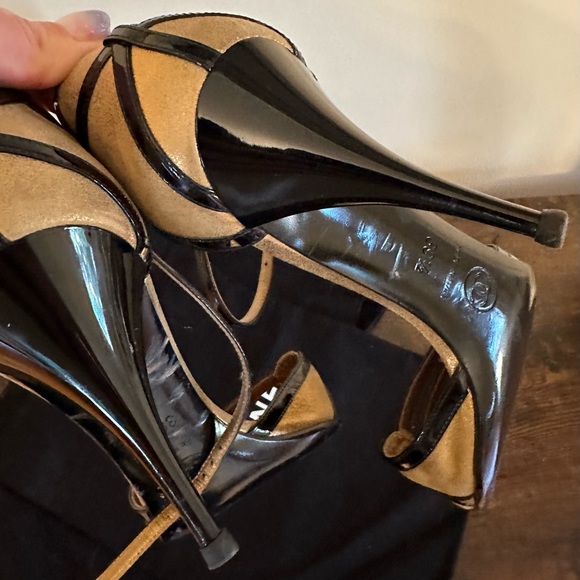 Chanel Heels in Black Patent & Gold Metallic Suede Size 39.5 - Picture 7 of 10